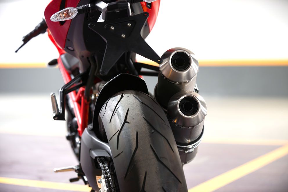 Stehendes Motorrad in Parkhaus von hinten